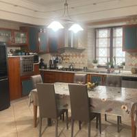 Cucina molto grande ciliegio con elettrodomestici