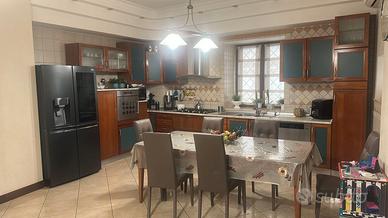 Cucina molto grande ciliegio con elettrodomestici