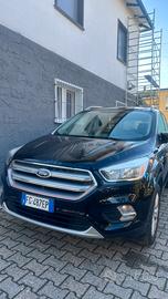 Macchina ford kuga suv