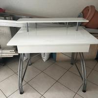 scrivania con ripiano