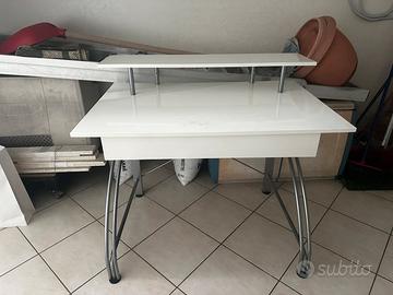 scrivania con ripiano