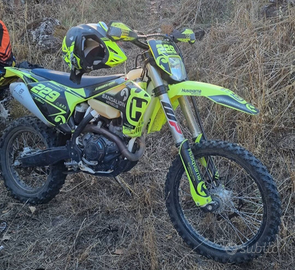 Enduro targato Husqvarna 450 FE