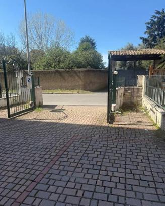 Box / Garage di 300 m² a Roma
