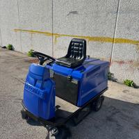 Spazzatrice uomo a bordo