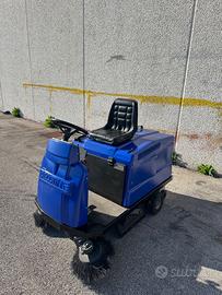 Spazzatrice uomo a bordo