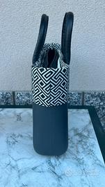 Borsa O bag grigio scuro con bordo geometrico
