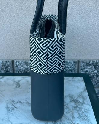 Borsa O bag grigio scuro con bordo geometrico