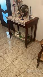 Tavolino in legno con cassetto e base in vetro