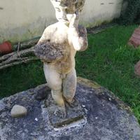 putto in cemento ben tenuto