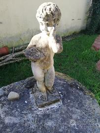 putto in cemento ben tenuto