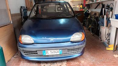 Fiat 600 blu anno 2000