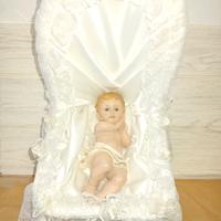 bambinello con culla in raso bianco 