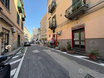 NEGOZIO A NAPOLI