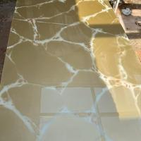 Tavolo effetto marmo oro con venature bianche