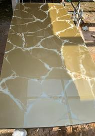 Tavolo effetto marmo oro con venature bianche