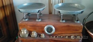 Bilancia con piatti e pesi 