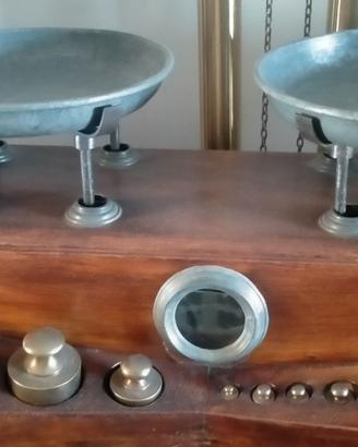 Bilancia con piatti e pesi 