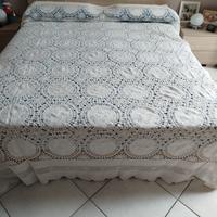 coperta matrimoniale in pizzo ricamata