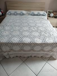 coperta matrimoniale in pizzo ricamata