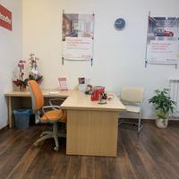 scrivanie, sedie e armadi per ufficio