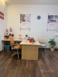 scrivanie, sedie e armadi per ufficio