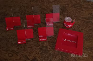 set di espositori da banco marchiato Vodafone 