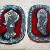 Coppia di piatti in ceramica smaltata anni '60