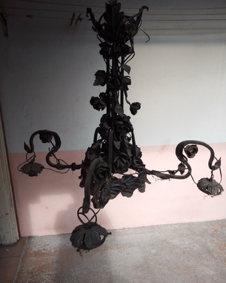Lampadario in ferro battuto