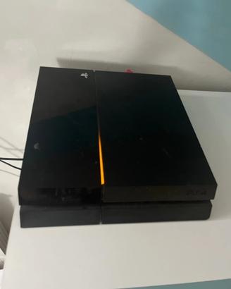 Playstation 4 con 8 giochi e due joystick