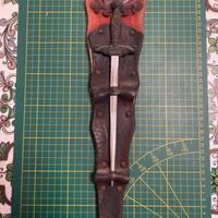 Tagliacarte a spada con supporto a parete