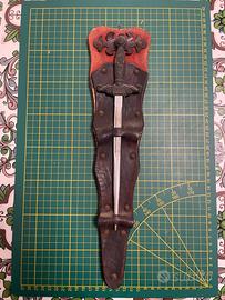 Tagliacarte a spada con supporto a parete