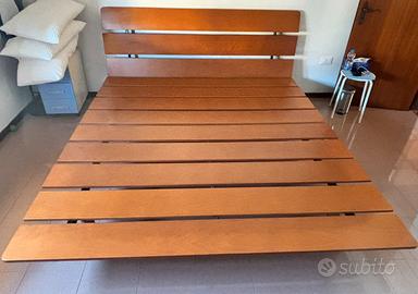 Letto matrimoniale in legno con testiera