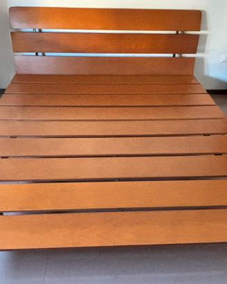 Letto matrimoniale in legno con testiera