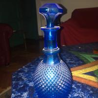Bottiglia con tappo in vetro inciso blu