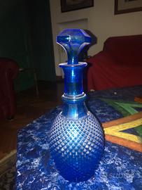 Bottiglia con tappo in vetro inciso blu