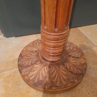 colonna decorata in legno