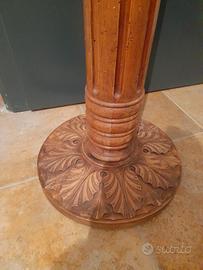 colonna decorata in legno