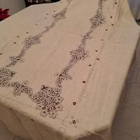 Tovaglia beige in lino ricamata a mano 12 posti 
