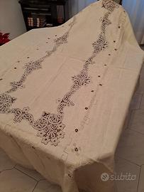 Tovaglia beige in lino ricamata a mano 12 posti 