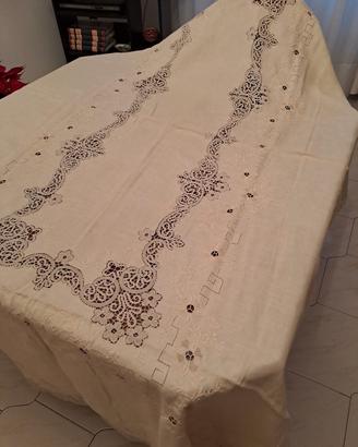 Tovaglia beige in lino ricamata a mano 12 posti 