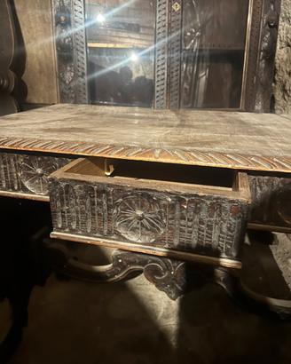 Tavolo antico con cassetto