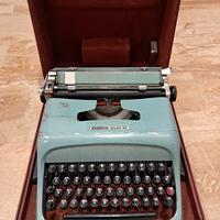 Macchina da scrivere vintage Olivetti Studio 44 
