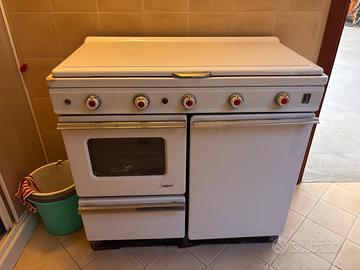 Cucina a gas con forno e piastra elettrica