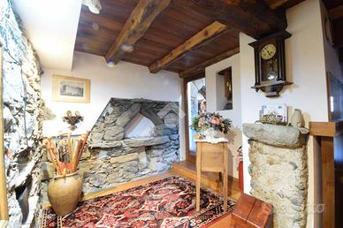 CASA SEMINDIPENDENTE A CHALLAND-SAINT-ANSELME