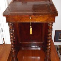 Scrittoio Davenport secolo XIX in radica di noce