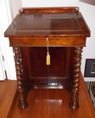 Scrittoio Davenport secolo XIX in radica di noce