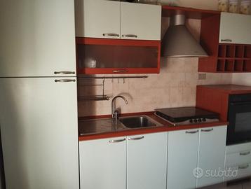 CUCINA COMPATTA CON DISPENSA