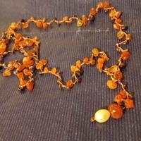 Collana con perle marroni e perla bianca terminale