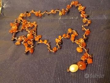 Collana con perle marroni e perla bianca terminale