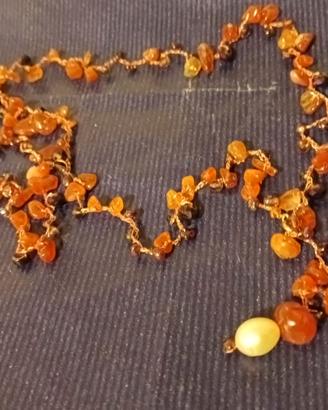 Collana con perle marroni e perla bianca terminale